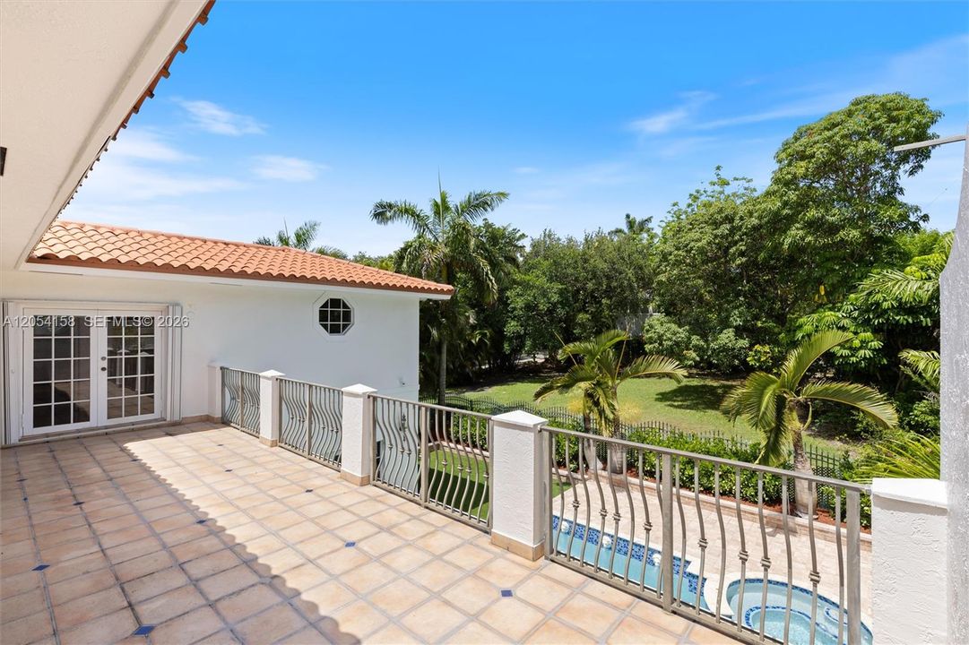 For Rent: $19,500 (5 beds, 4 baths, 4003 Square Feet)
