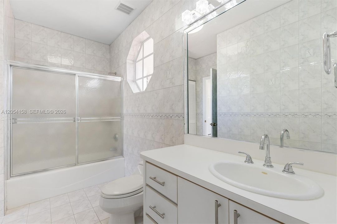 For Rent: $19,500 (5 beds, 4 baths, 4003 Square Feet)