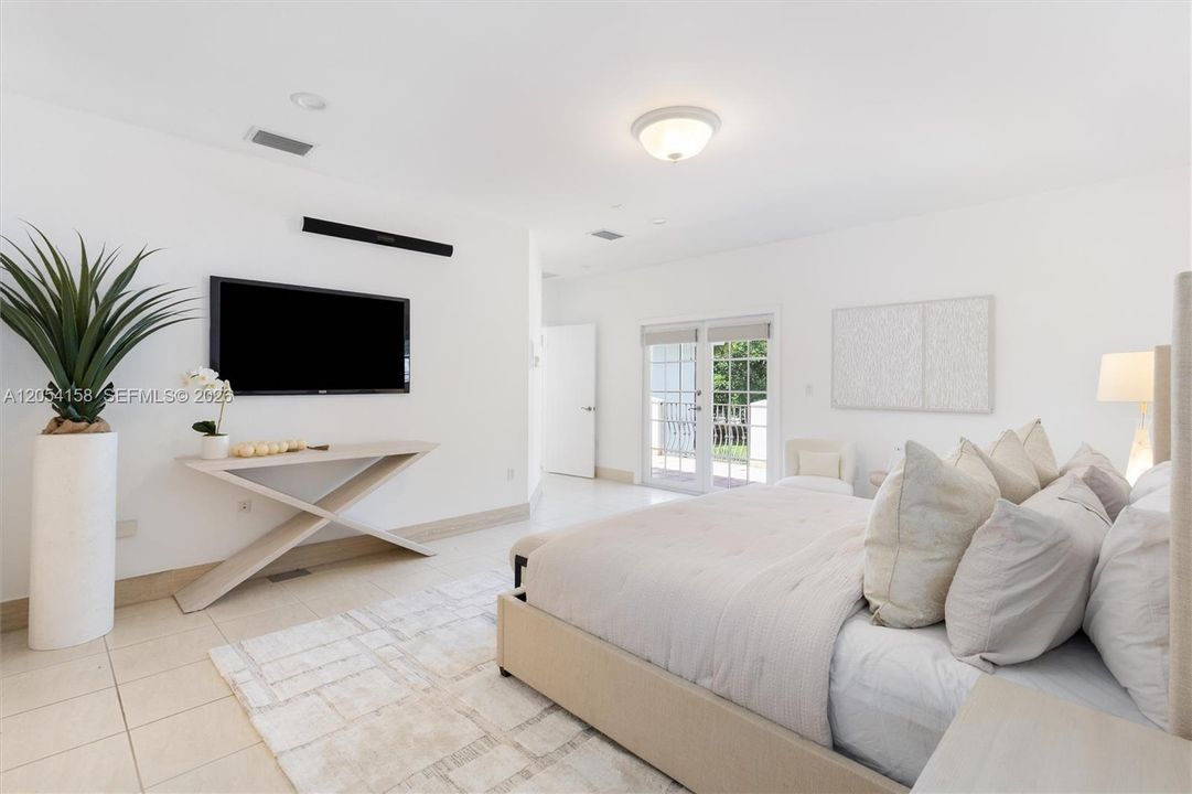 For Rent: $19,500 (5 beds, 4 baths, 4003 Square Feet)