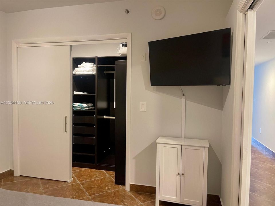 For Sale: $669,000 (1 beds, 1 baths, 844 Square Feet)