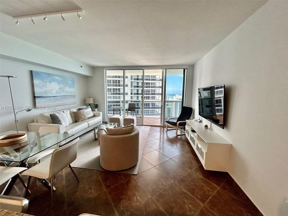 For Sale: $669,000 (1 beds, 1 baths, 844 Square Feet)