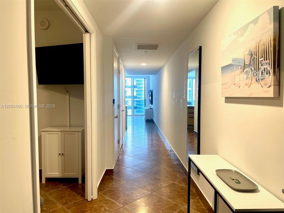 For Sale: $669,000 (1 beds, 1 baths, 844 Square Feet)