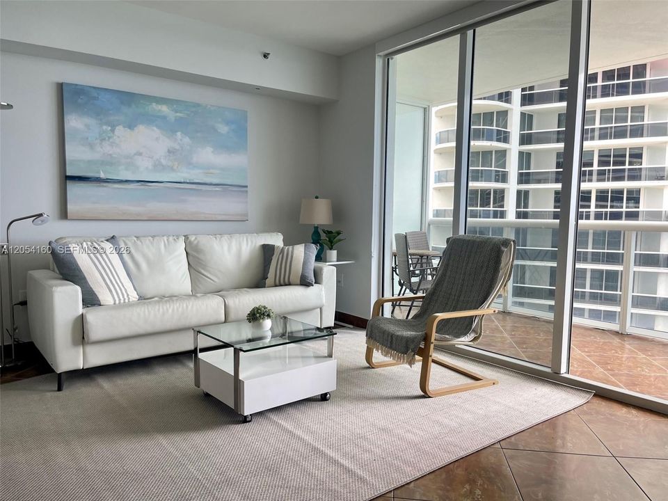 For Sale: $669,000 (1 beds, 1 baths, 844 Square Feet)