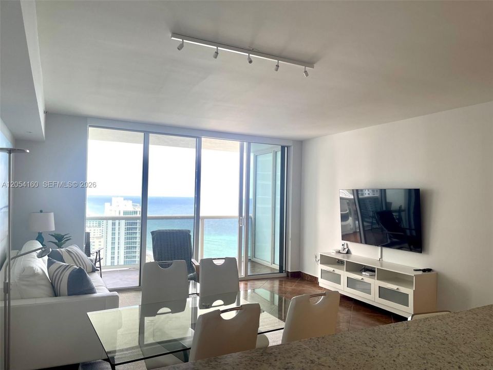 For Sale: $669,000 (1 beds, 1 baths, 844 Square Feet)