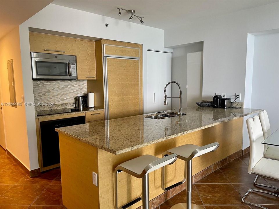 For Sale: $669,000 (1 beds, 1 baths, 844 Square Feet)