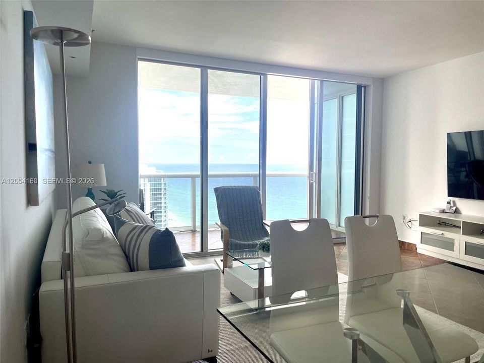 For Sale: $669,000 (1 beds, 1 baths, 844 Square Feet)