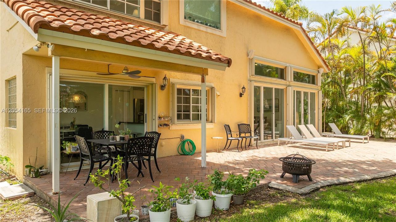 En Venta: $875,000 (3 camas, 2 baños, 2047 Pies cuadrados)