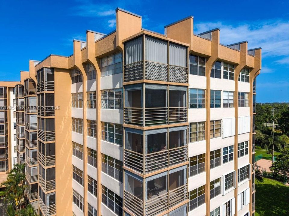 Под контрактом: $168,500 (2 спален, 2 ванн, 1120 Квадратных фут)