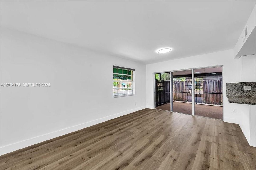 В аренду: $3,100 (3 спален, 2 ванн, 1302 Квадратных фут)
