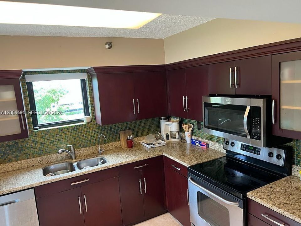 В аренду: $3,300 (2 спален, 2 ванн, 1302 Квадратных фут)