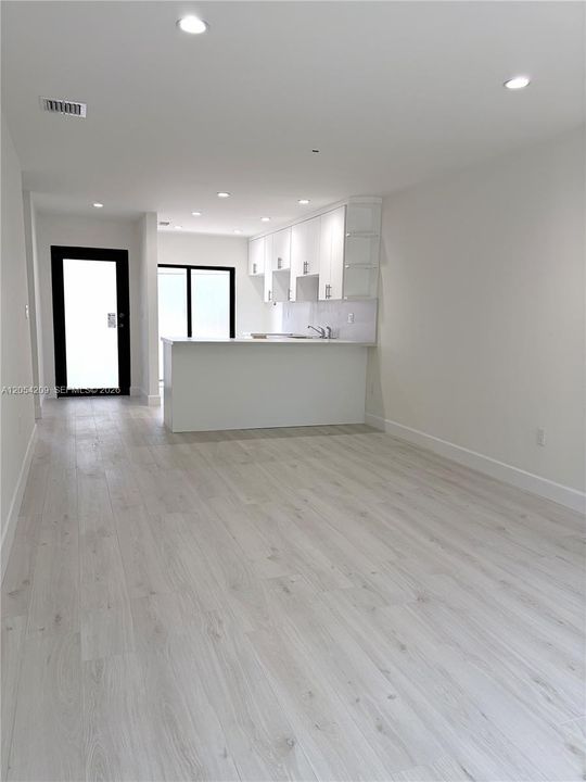For Rent: $2,800 (2 beds, 2 baths, 815 Square Feet)