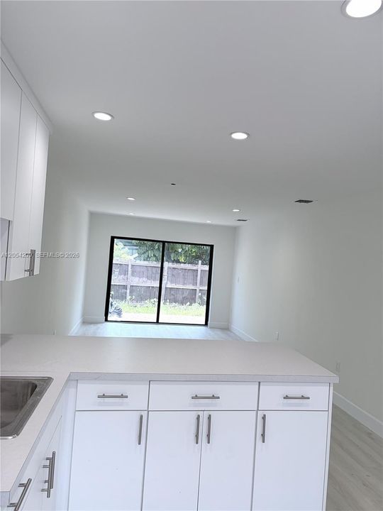 For Rent: $2,800 (2 beds, 2 baths, 815 Square Feet)
