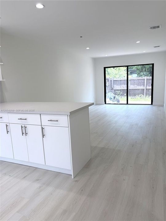 For Rent: $2,800 (2 beds, 2 baths, 815 Square Feet)