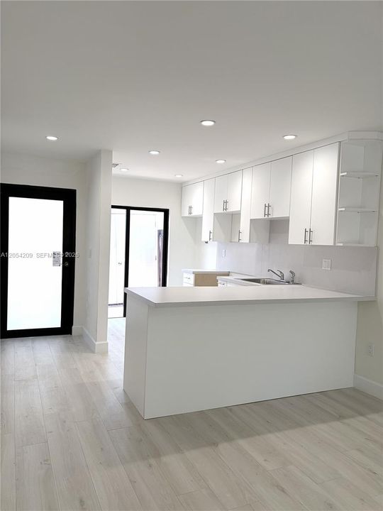 For Rent: $2,800 (2 beds, 2 baths, 815 Square Feet)