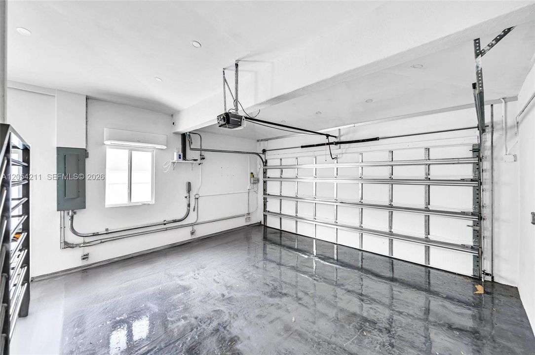 Под контрактом: $8,999 (3 спален, 3 ванн, 1848 Квадратных фут)