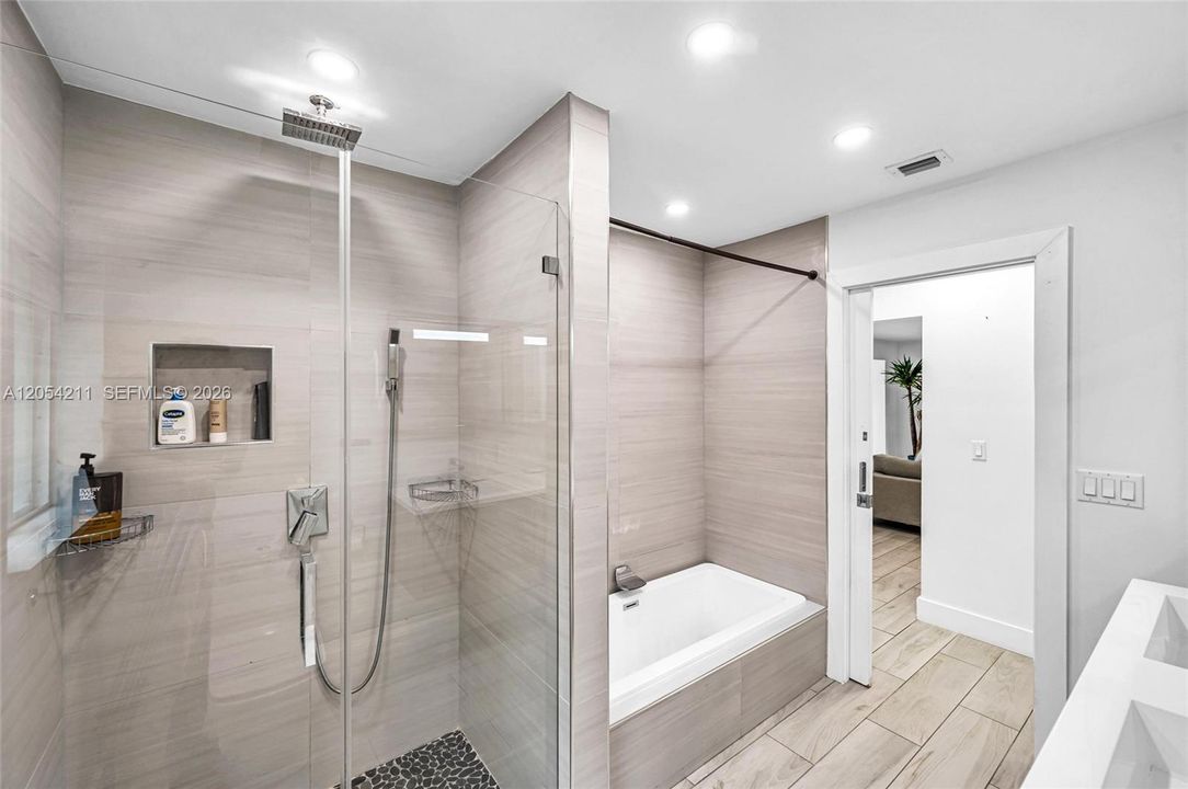 Под контрактом: $8,999 (3 спален, 3 ванн, 1848 Квадратных фут)