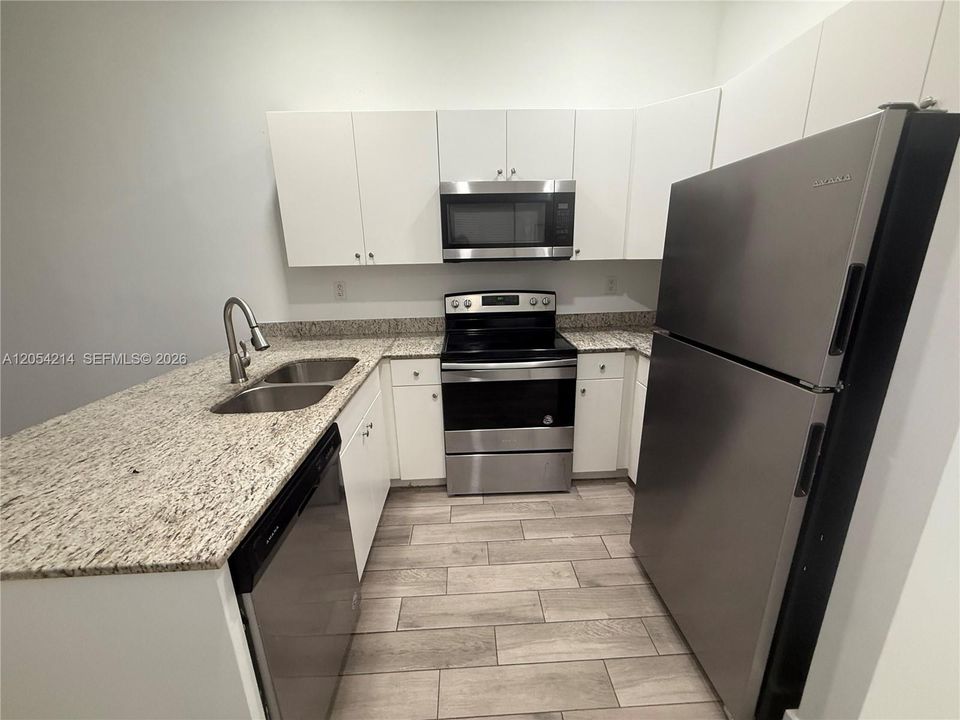 В аренду: $2,500 (2 спален, 2 ванн, 865 Квадратных фут)