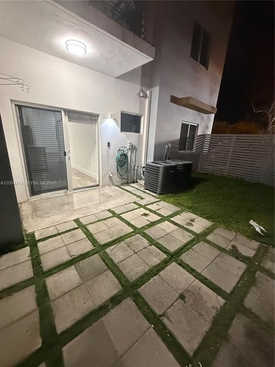 В аренду: $2,500 (2 спален, 2 ванн, 865 Квадратных фут)