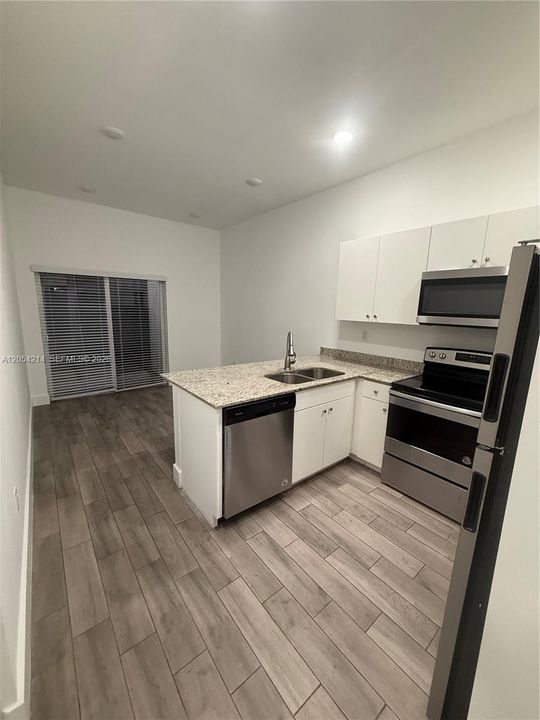 В аренду: $2,500 (2 спален, 2 ванн, 865 Квадратных фут)