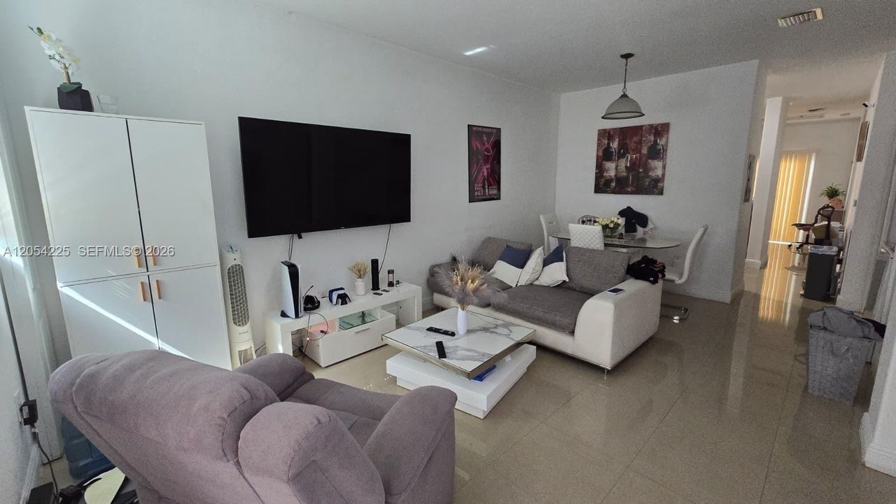 В аренду: $1,950 (3 спален, 2 ванн, 1060 Квадратных фут)