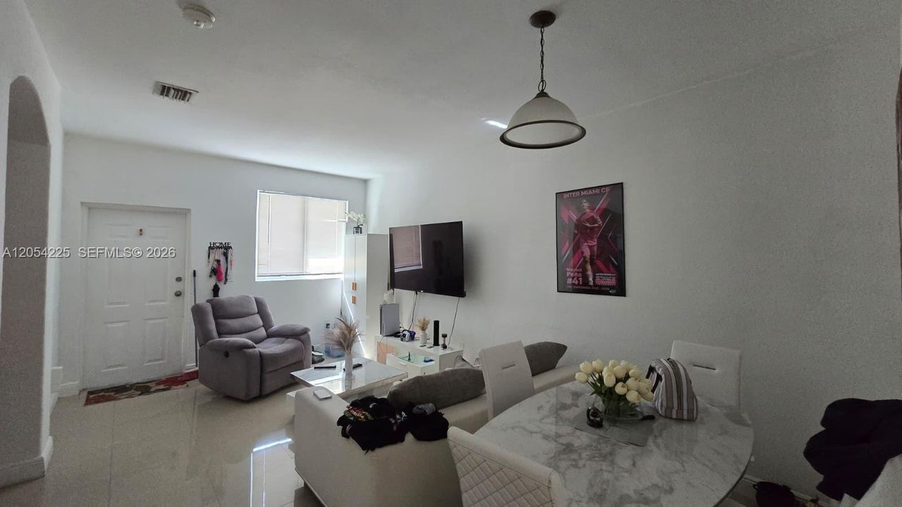 В аренду: $1,950 (3 спален, 2 ванн, 1060 Квадратных фут)