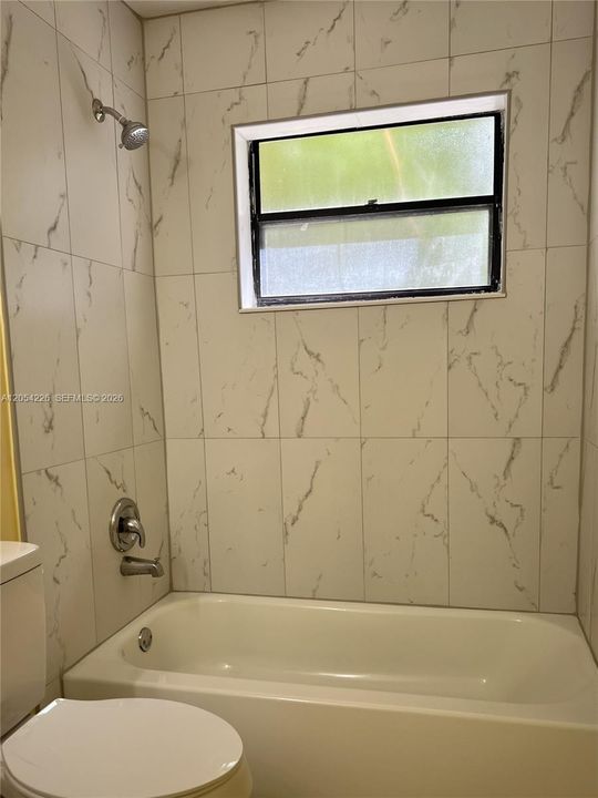 Hally Bathroom w/ Tub & Shower Combo
