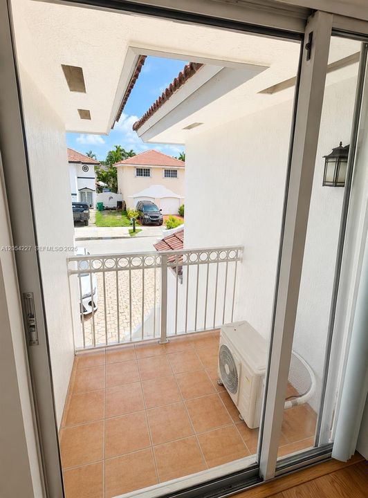 For Sale: $749,900 (3 beds, 2 baths, 1570 Square Feet)