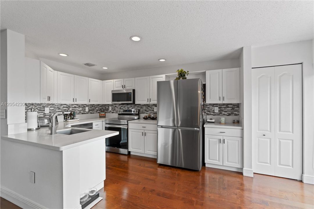 Active With Contract: $3,800 (3 beds, 2 baths, 1743 Square Feet)
