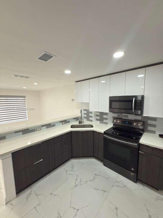 For Rent: $2,600 (2 beds, 1 baths, 2165 Square Feet)
