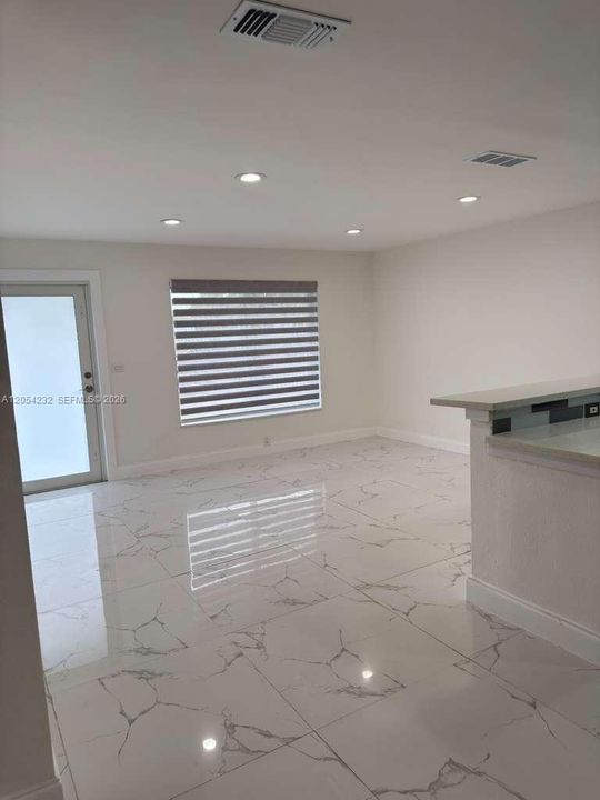 For Rent: $2,600 (2 beds, 1 baths, 2165 Square Feet)