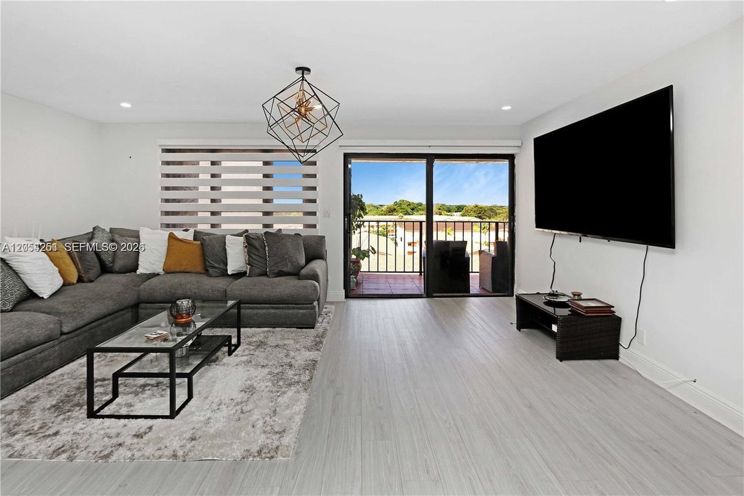 En Venta: $335,000 (2 camas, 2 baños, 1200 Pies cuadrados)