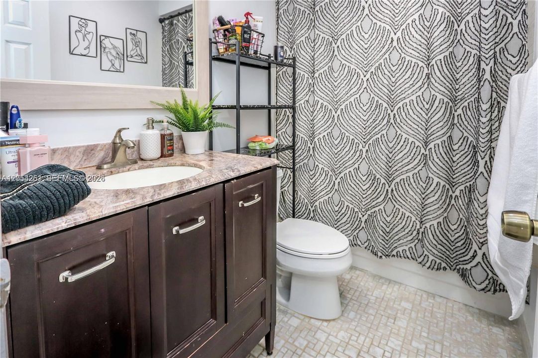 En Venta: $335,000 (2 camas, 2 baños, 1200 Pies cuadrados)