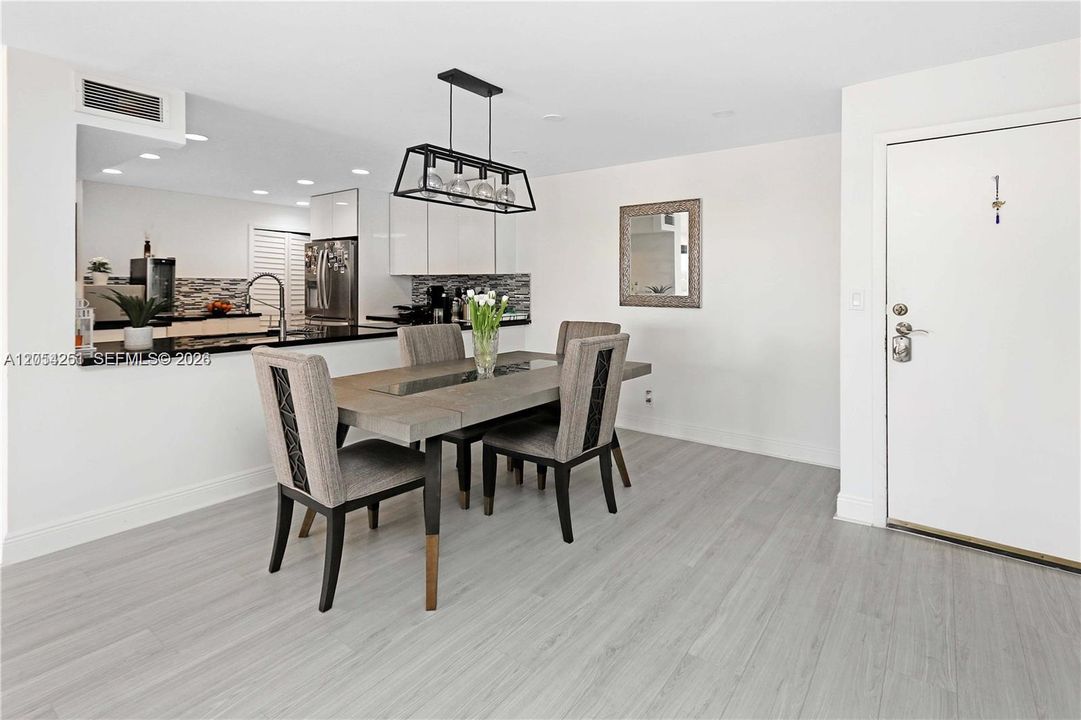 En Venta: $335,000 (2 camas, 2 baños, 1200 Pies cuadrados)