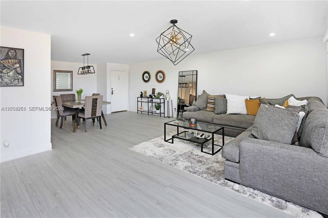En Venta: $335,000 (2 camas, 2 baños, 1200 Pies cuadrados)