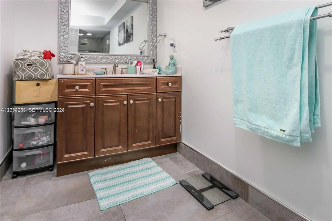 En Venta: $335,000 (2 camas, 2 baños, 1200 Pies cuadrados)