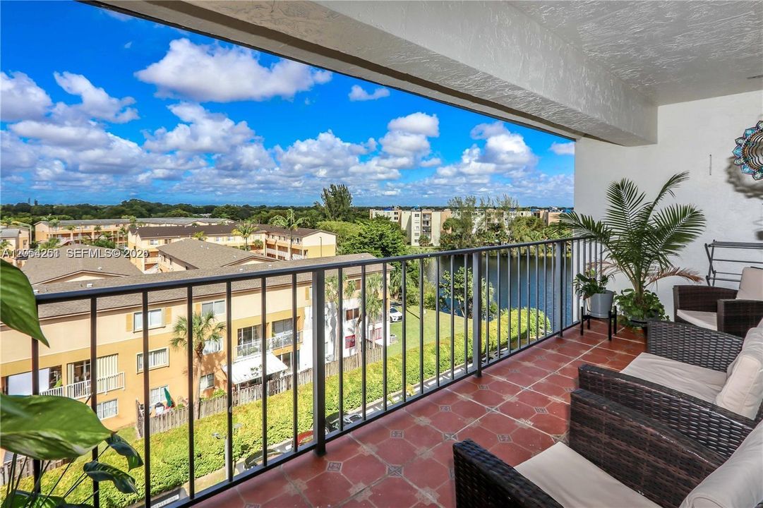 En Venta: $335,000 (2 camas, 2 baños, 1200 Pies cuadrados)