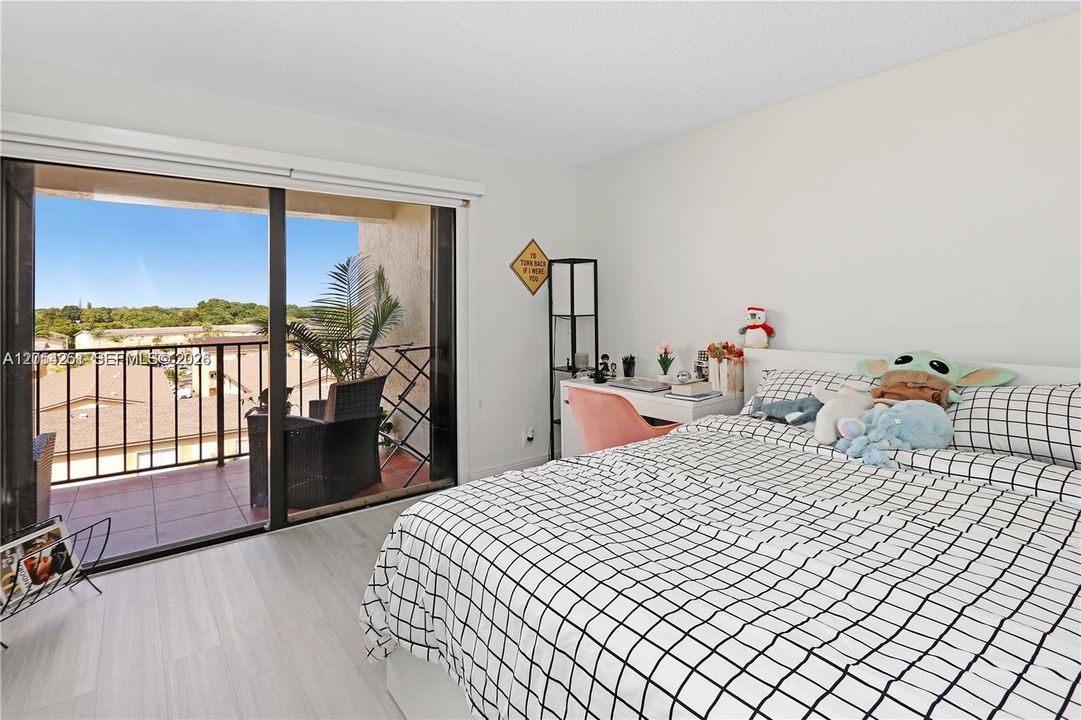 En Venta: $335,000 (2 camas, 2 baños, 1200 Pies cuadrados)