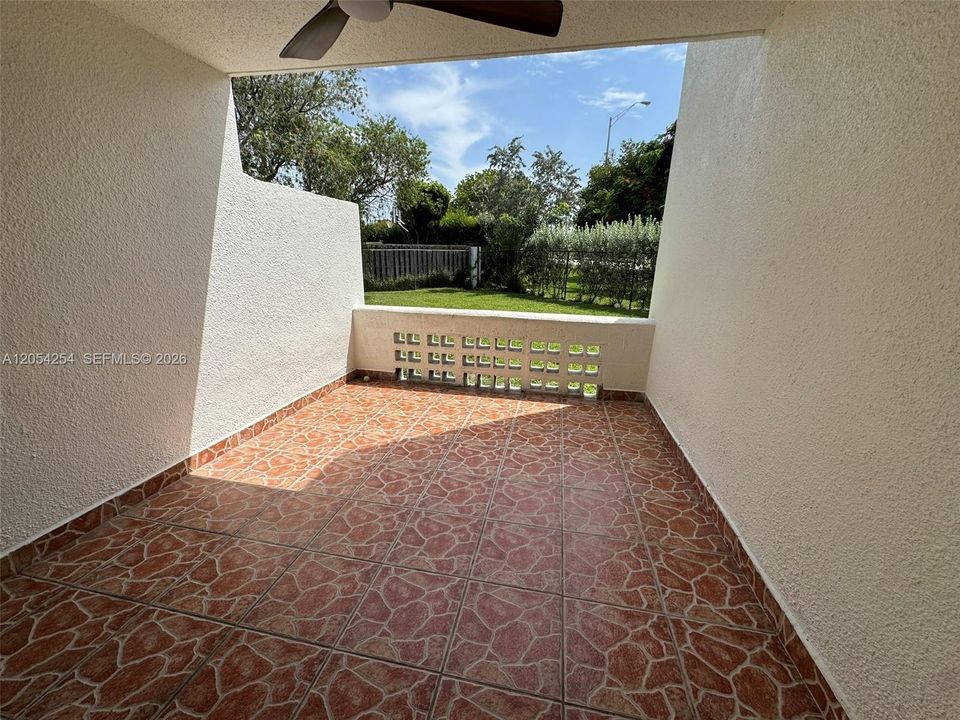 В аренду: $2,450 (2 спален, 2 ванн, 1126 Квадратных фут)