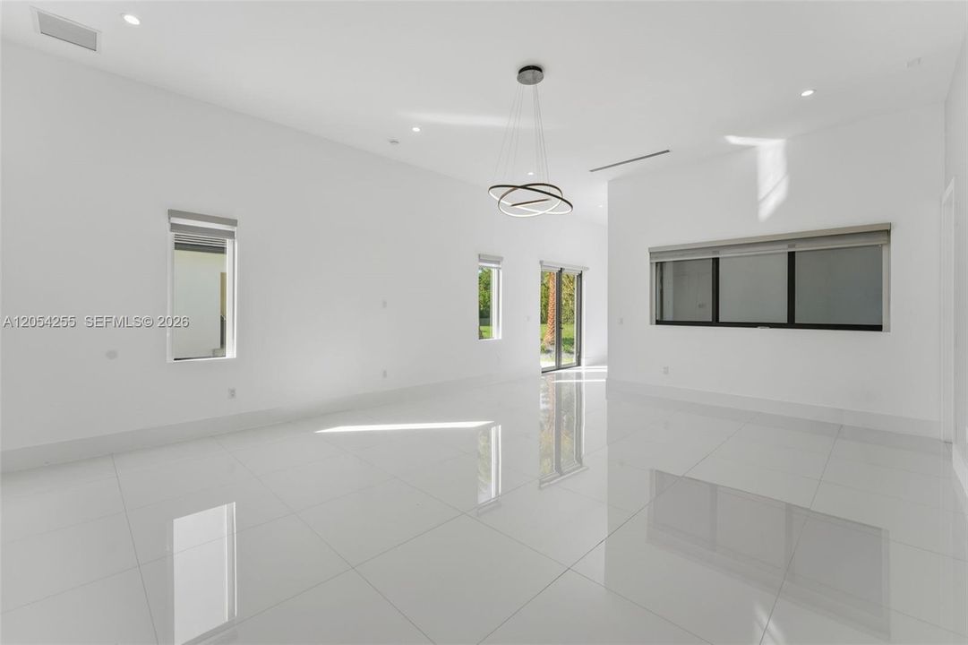 For Rent: $25,000 (6 beds, 7 baths, 5850 Square Feet)