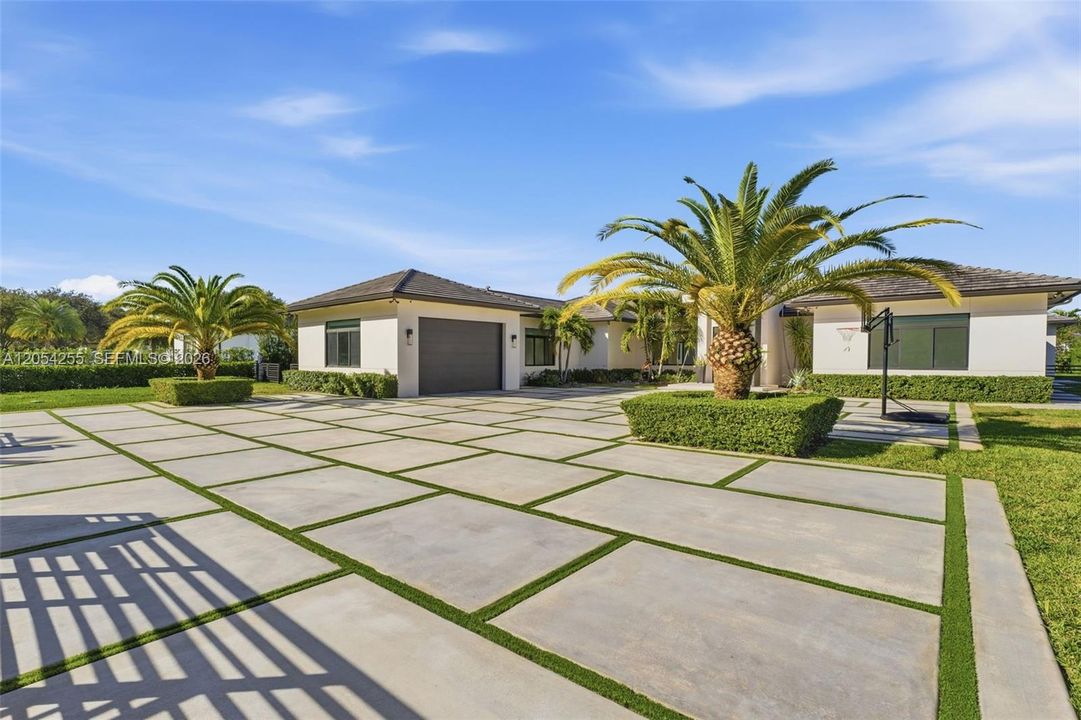 For Rent: $25,000 (6 beds, 7 baths, 5850 Square Feet)