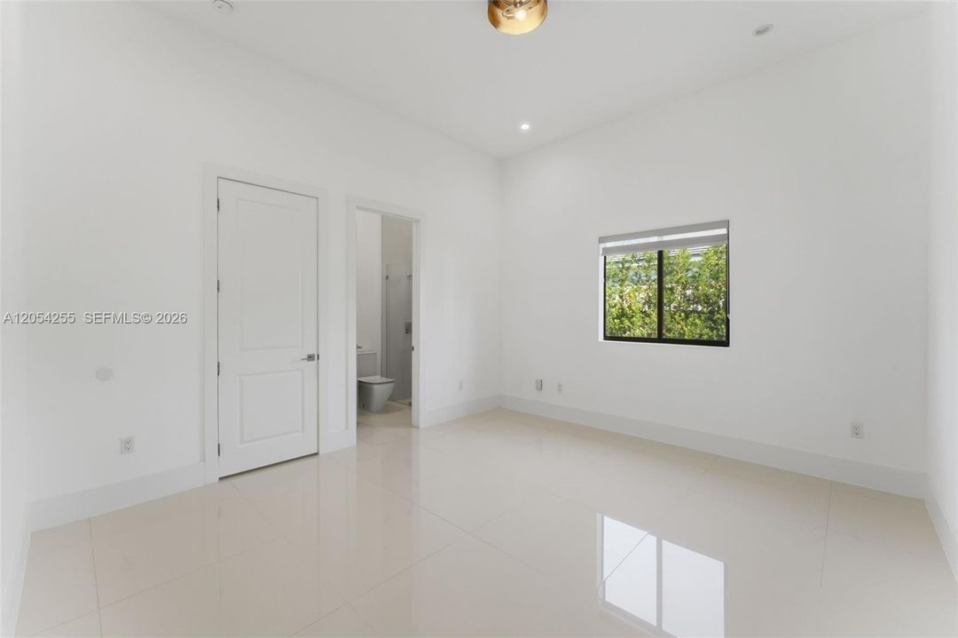 For Rent: $25,000 (6 beds, 7 baths, 5850 Square Feet)