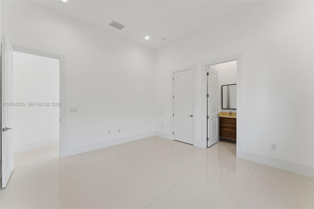 For Rent: $25,000 (6 beds, 7 baths, 5850 Square Feet)