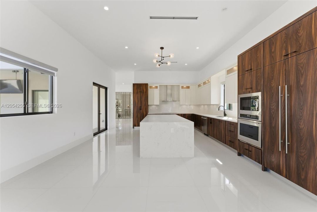 For Rent: $25,000 (6 beds, 7 baths, 5850 Square Feet)