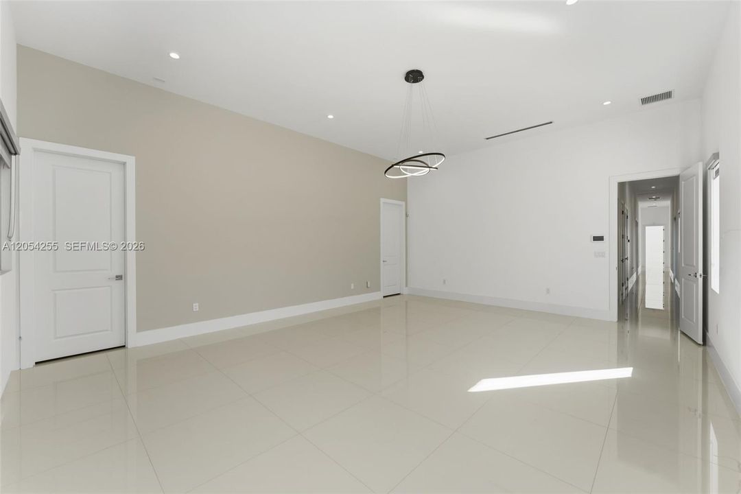 For Rent: $25,000 (6 beds, 7 baths, 5850 Square Feet)