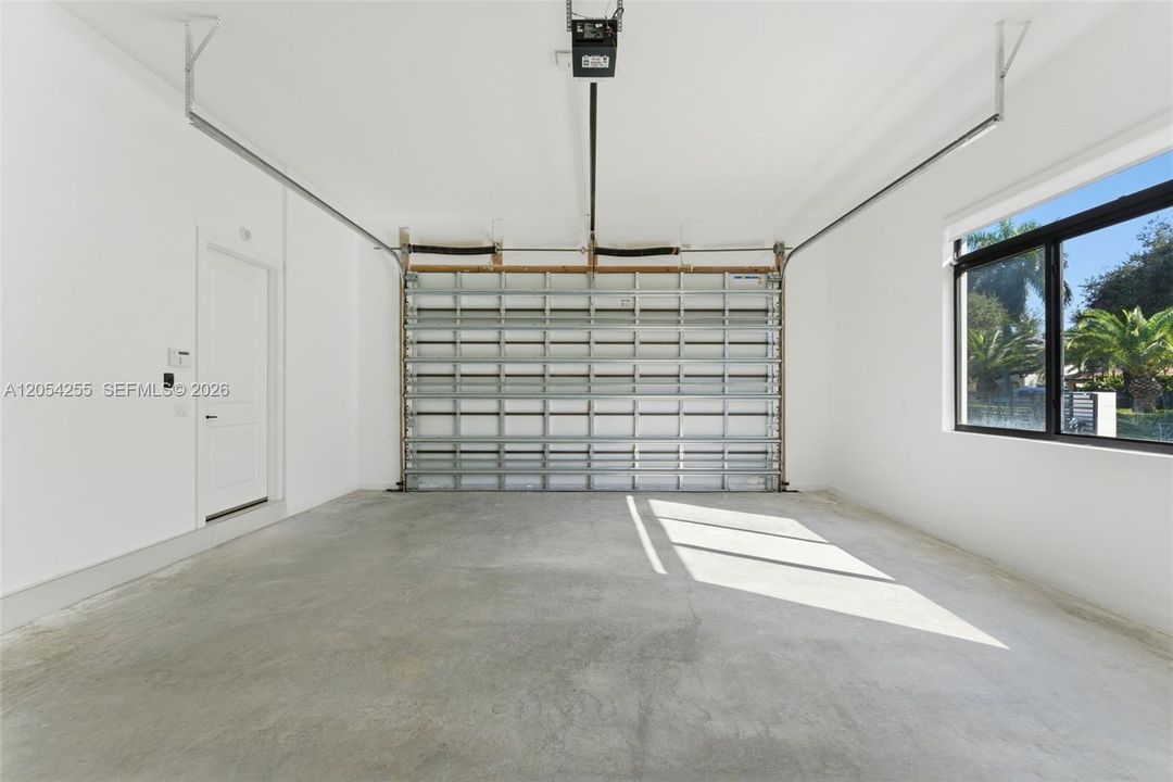 For Rent: $25,000 (6 beds, 7 baths, 5850 Square Feet)