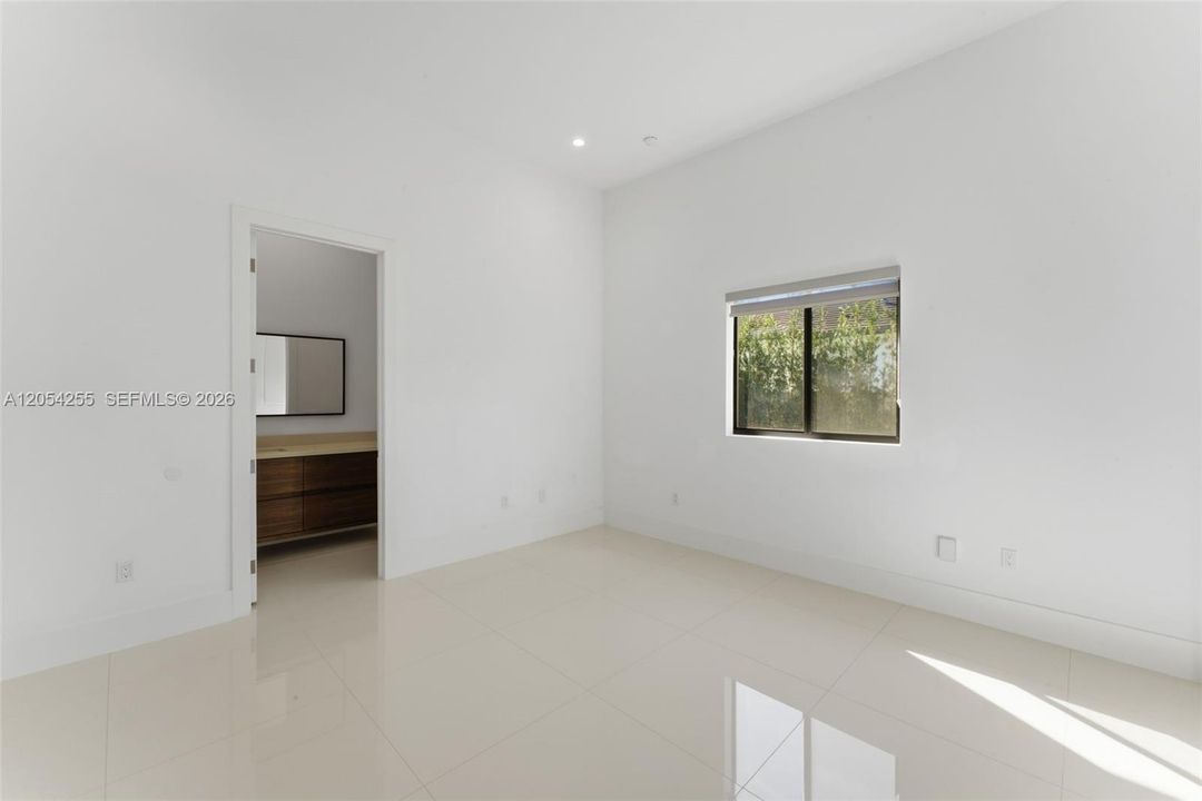 For Rent: $25,000 (6 beds, 7 baths, 5850 Square Feet)