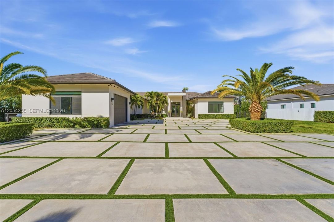 For Rent: $25,000 (6 beds, 7 baths, 5850 Square Feet)