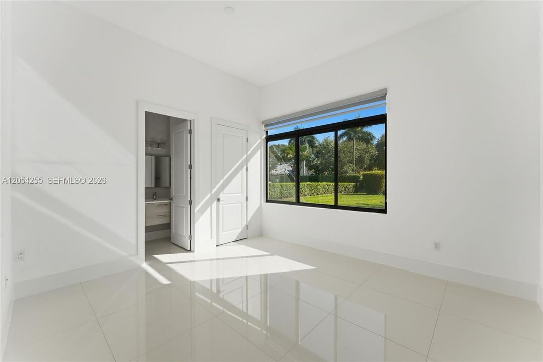 For Rent: $25,000 (6 beds, 7 baths, 5850 Square Feet)