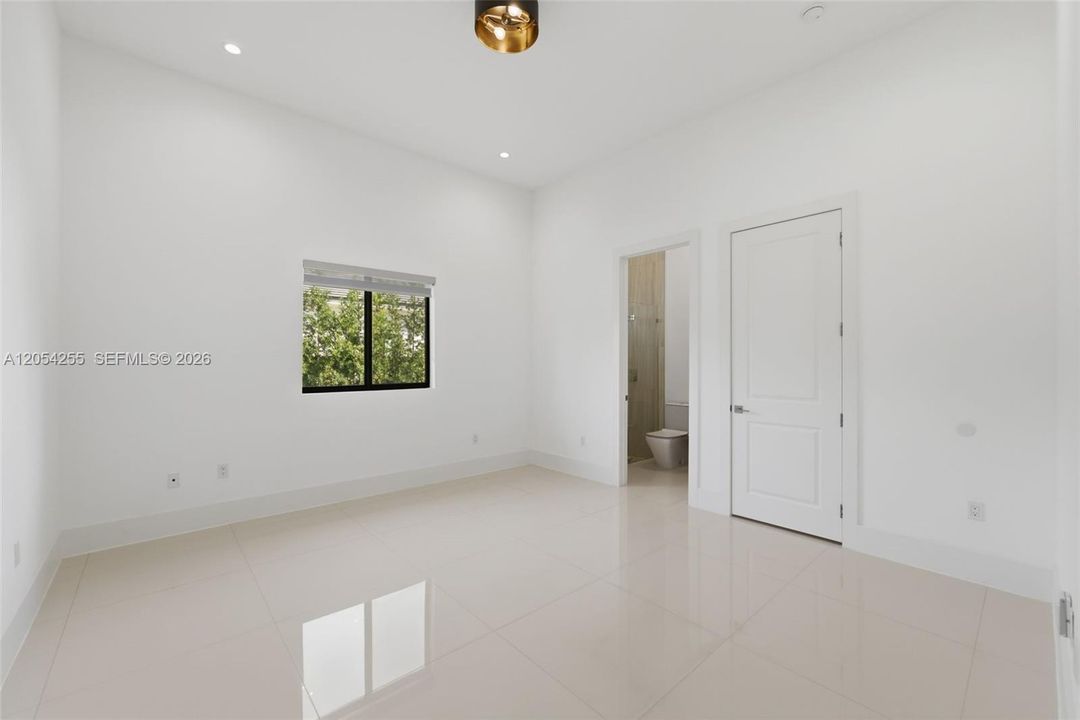 For Rent: $25,000 (6 beds, 7 baths, 5850 Square Feet)