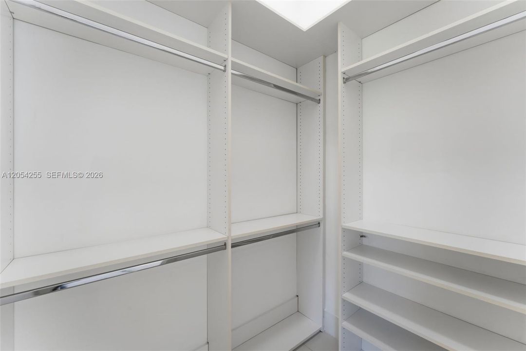 For Rent: $25,000 (6 beds, 7 baths, 5850 Square Feet)